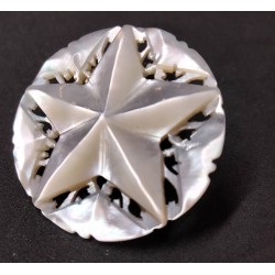 Vintage witte broche, gesneden parelmoer stervorm