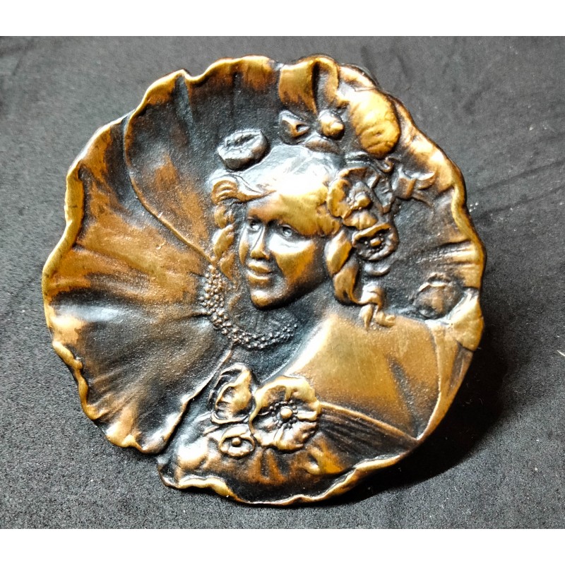 Vintage broche in de art nouveau stijl