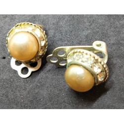 Vintage ronde clip on oorbellen met faux pearl