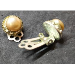 Vintage ronde clip on oorbellen met faux pearl