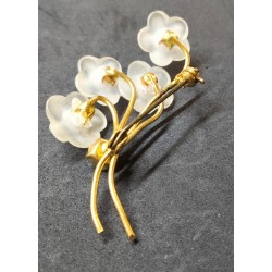 Vintage broche met wit matte bloemen