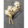 Vintage broche met wit matte bloemen