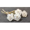 Vintage broche met wit matte bloemen