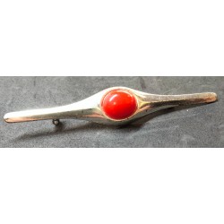 Langwerpige vintage broche met rood steentje