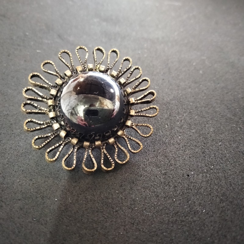 Ronde, vintage broche met bolle donkere steen