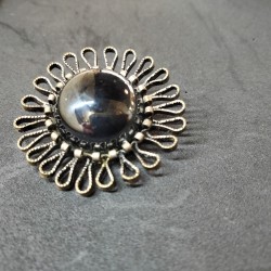 Ronde, vintage broche met bolle donkere steen