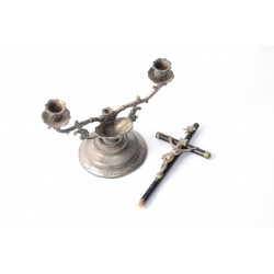 Antieke kandelaar met wijwaterbakje en crucifix
